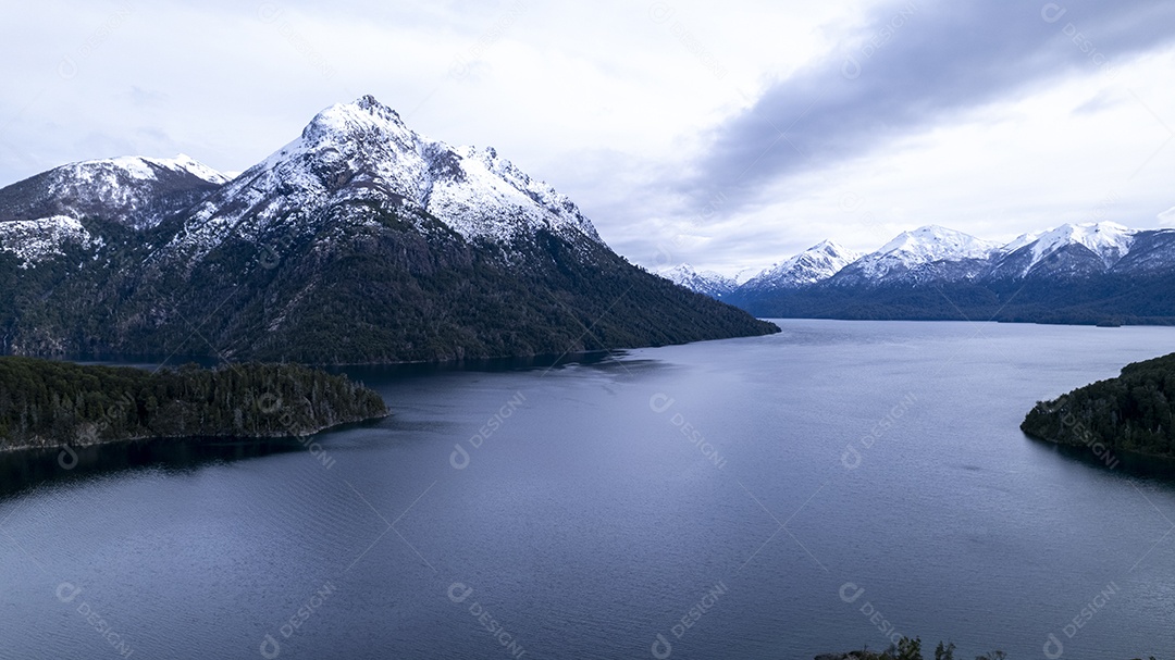 Linda cadeia de montanhas nevadas e um lago com céu azul acima em Bariloche Argentina