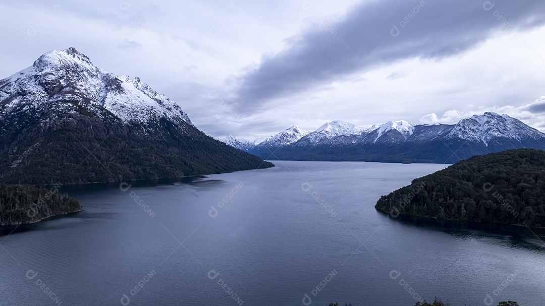 Linda cadeia de montanhas nevadas e um lago com céu azul acima em Bariloche Argentina
