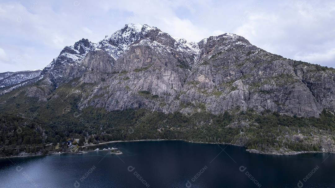 Linda cadeia de montanhas nevadas e um lago com céu azul acima em Bariloche Argentina