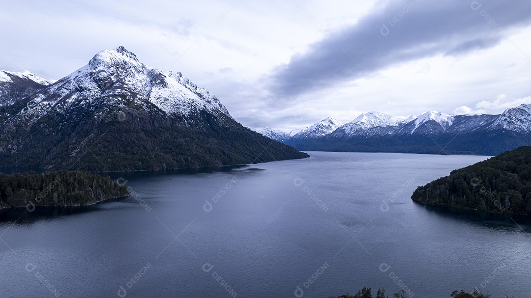 Linda cadeia de montanhas nevadas e um lago com céu azul acima em Bariloche Argentina