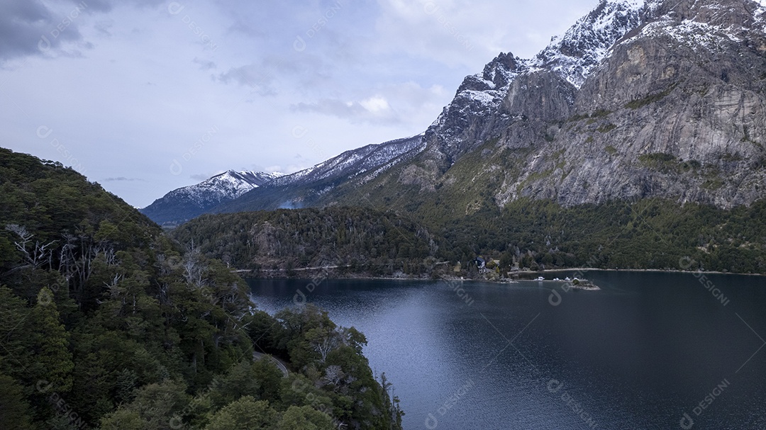 Linda cadeia de montanhas nevadas e um lago com céu azul acima em Bariloche Argentina