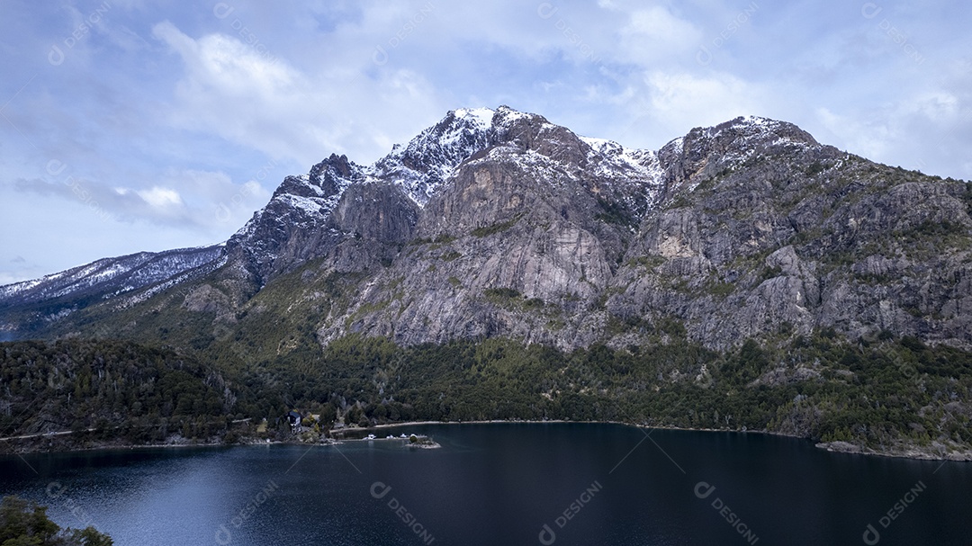 Linda cadeia de montanhas nevadas e um lago com céu azul acima em Bariloche Argentina