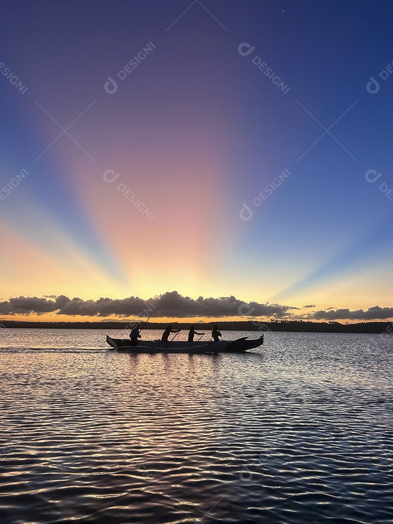 Silhueta de pessoas praticando canoagem havaiana na Praia da Pipa, no Rio Grande do Norte, Brasil