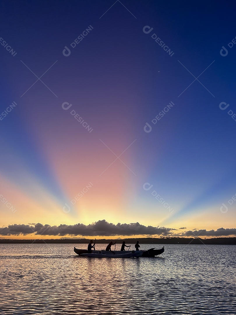 Silhueta de pessoas praticando canoagem havaiana na Praia da Pipa, no Rio Grande do Norte, Brasil