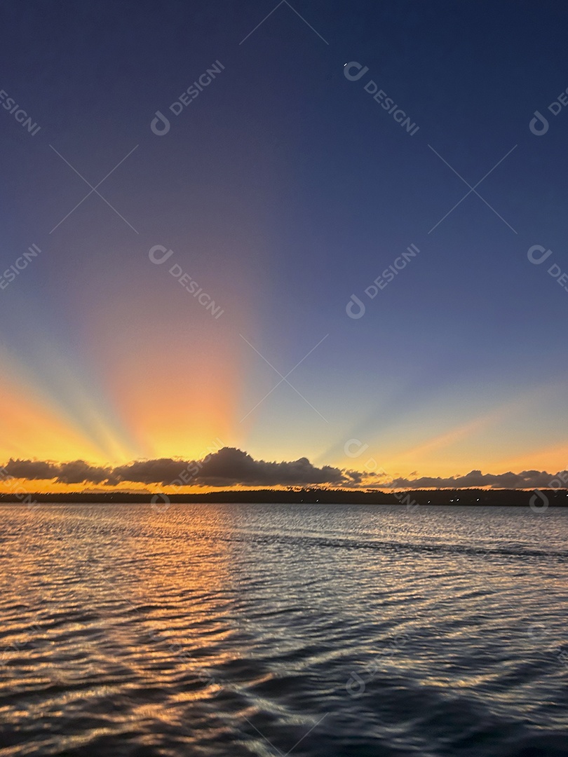 Silhueta de pessoas praticando canoagem havaiana na Praia da Pipa, no Rio Grande do Norte, Brasil