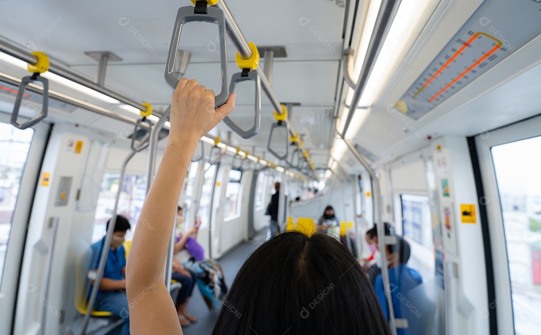 Corrimão de segurança de aperto firme de mão de mulher em trem monotrilho elevado.