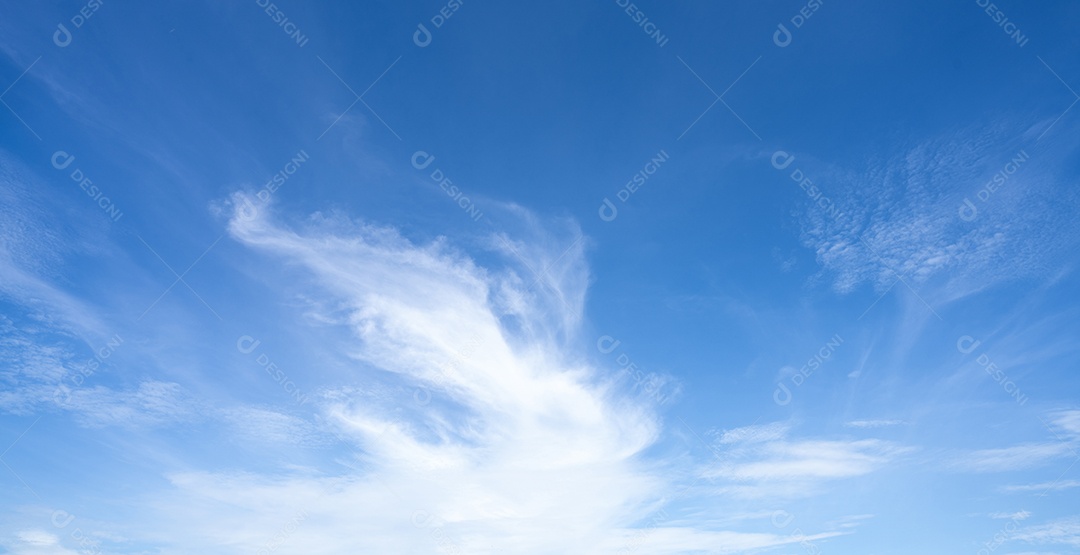 Céu azul e fundo de textura de nuvens cirrocúmulos brancas. Céu azul em dia ensolarado. Céu de verão.