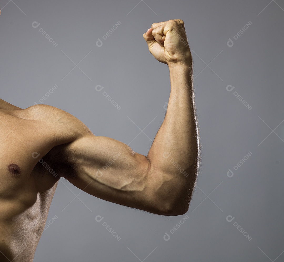 Homem musculoso sobre fundo branco