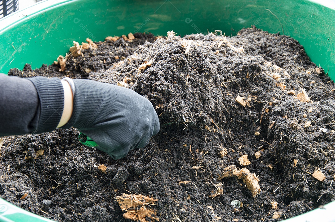 Os agricultores estão preparando o solo para o plantio