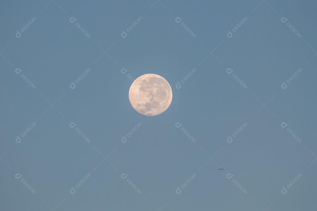 lua cheia no céu do Rio de Janeiro.