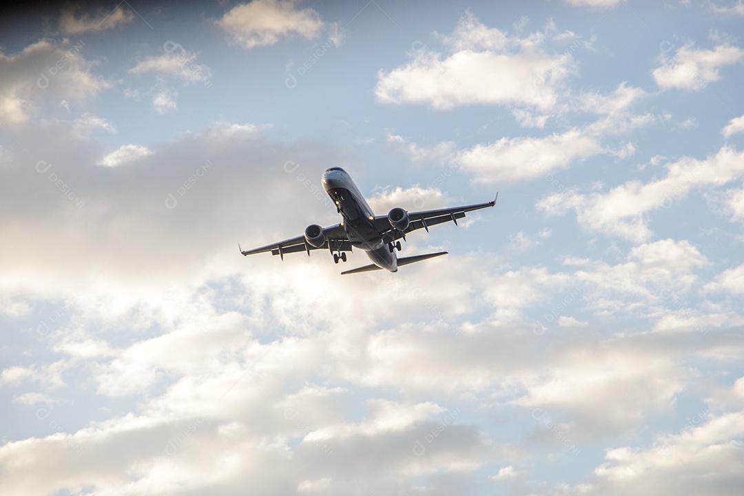 avião voando no céu com nuvens no Rio de Janeiro, Brasil.