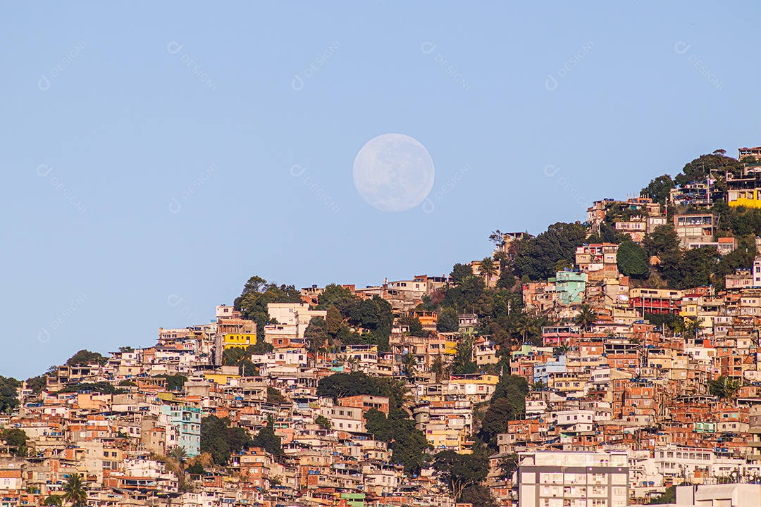 lua cheia e a comunidade do Vidigal.