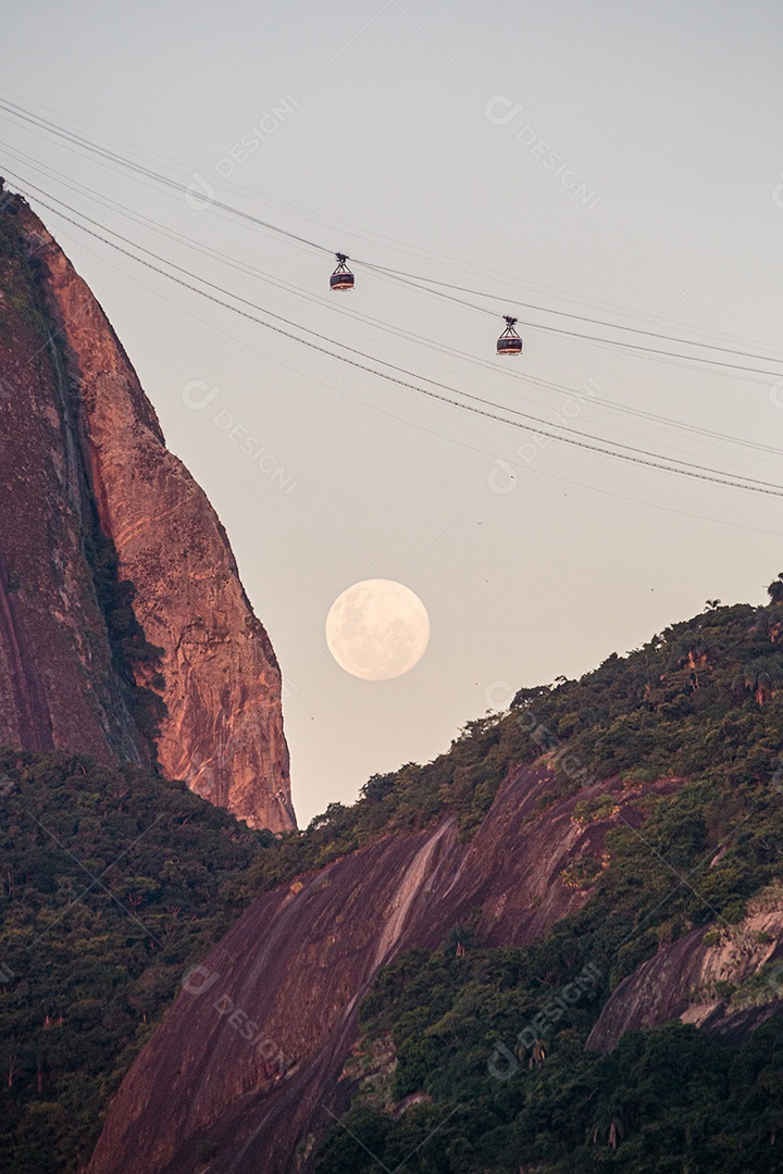 Nascer da lua atrás do Pão de Açúcar, no Rio de Janeiro