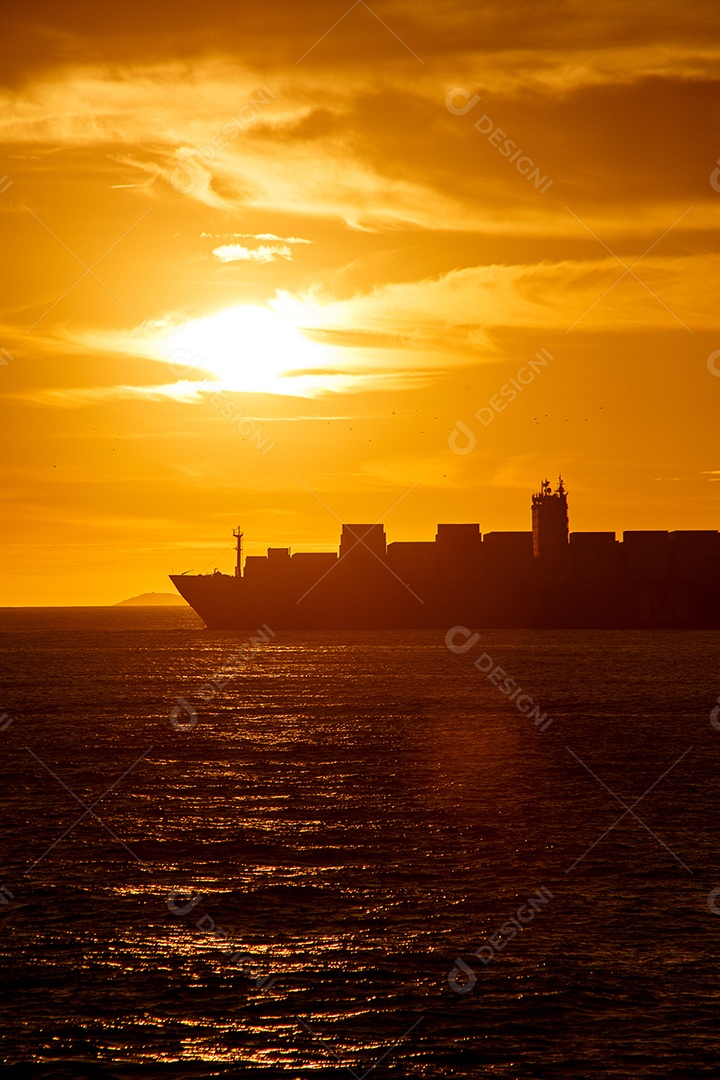 silhueta de um navio cargueiro ao amanhecer na praia de copacabana, no rio de janeiro