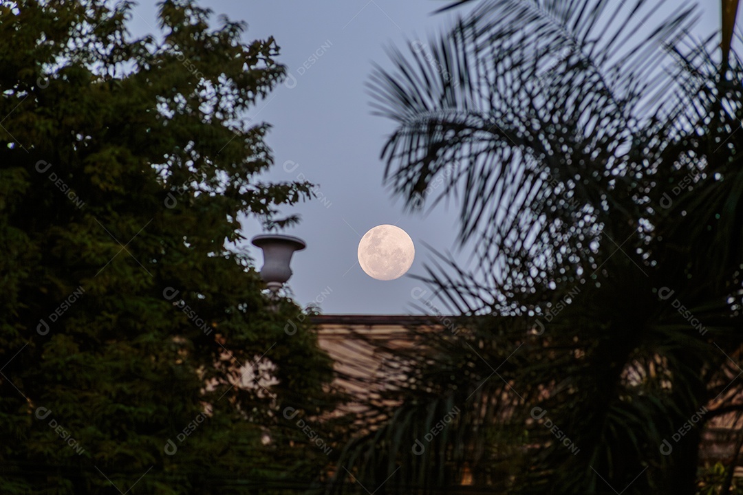 pôr da lua no céu do Rio de Janeiro.