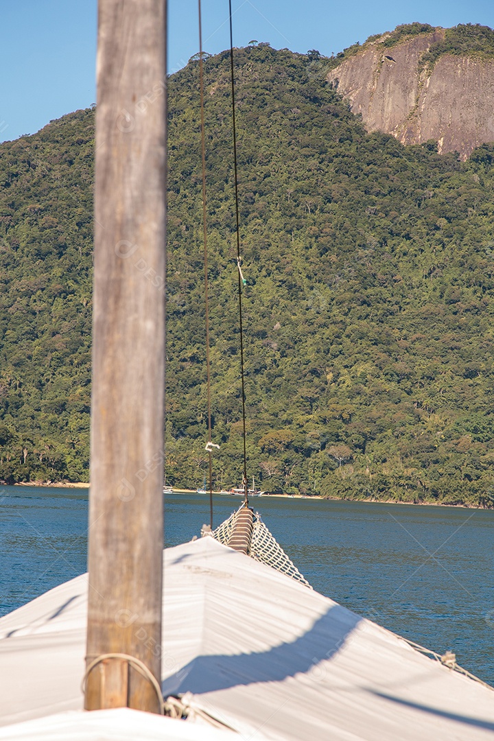 vista da grande ilha de Angra dos Reis, no Rio de Janeiro, Brasil.