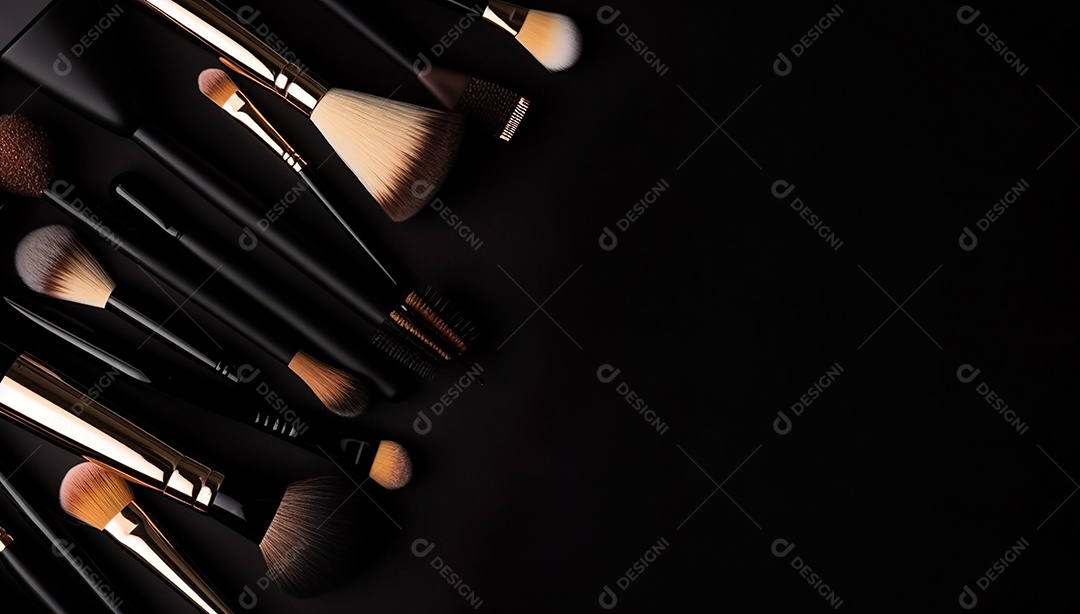 Conjunto de coleção de pincéis de maquiagem em fundo preto com espaço de cópia, produto cosmético