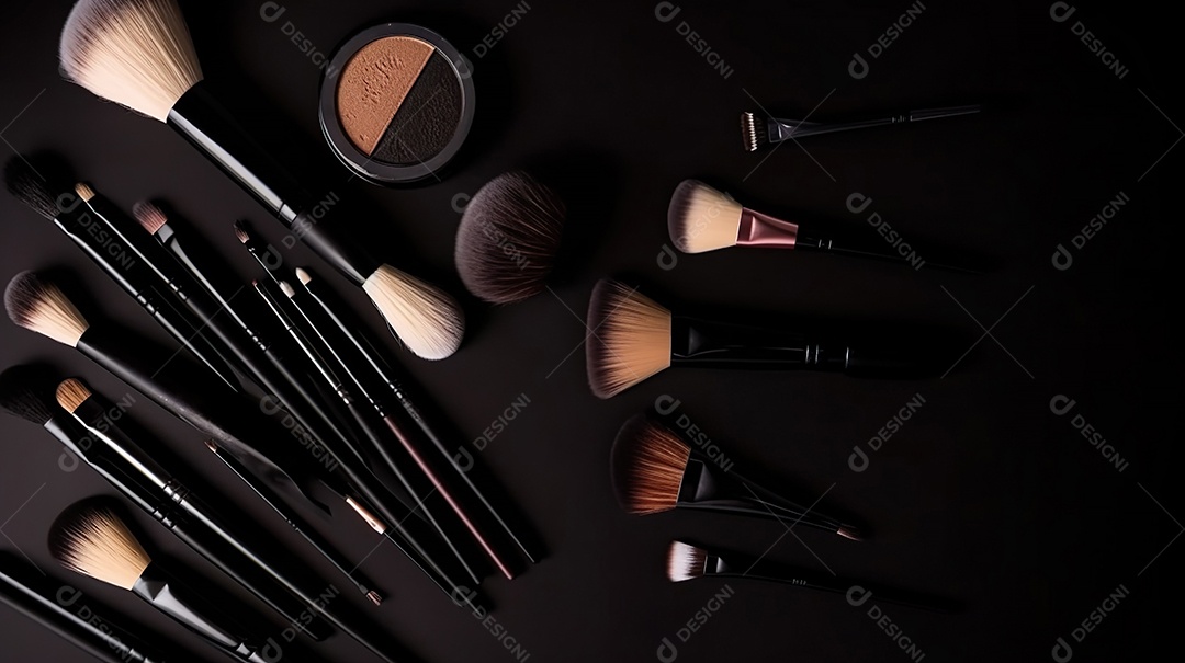 Conjunto de coleção de pincéis de maquiagem em fundo preto com espaço de cópia, produto cosmético