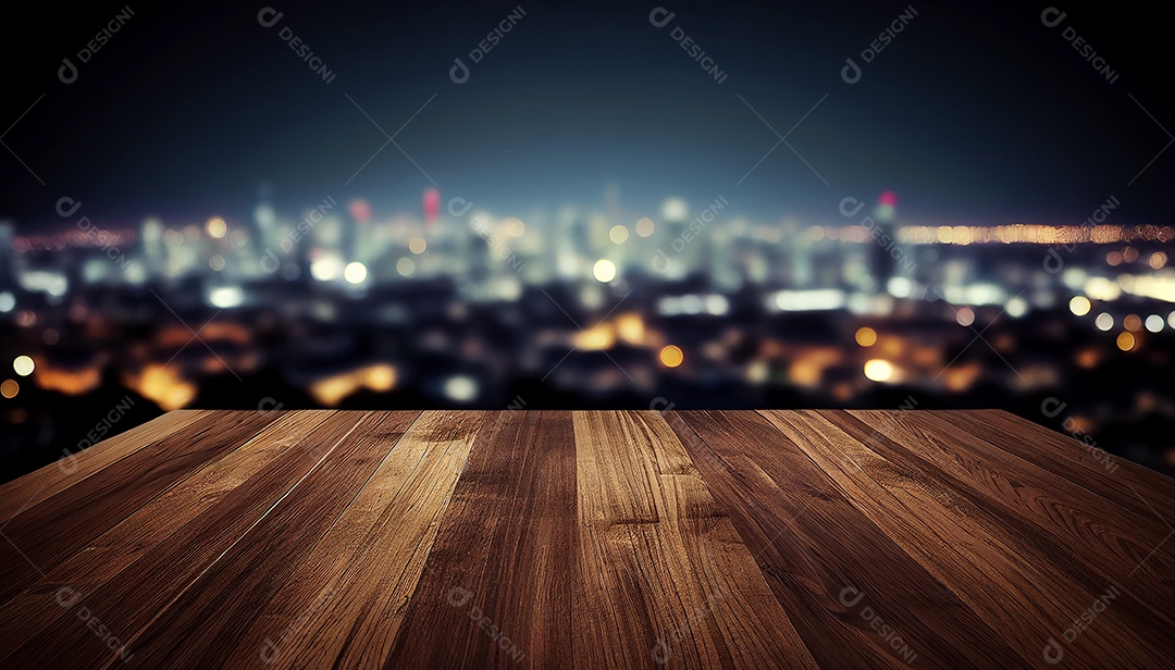 Mesa de madeira vazia em branco sobre fundo desfocado da visão noturna da cidade, simulação e montagem para produto