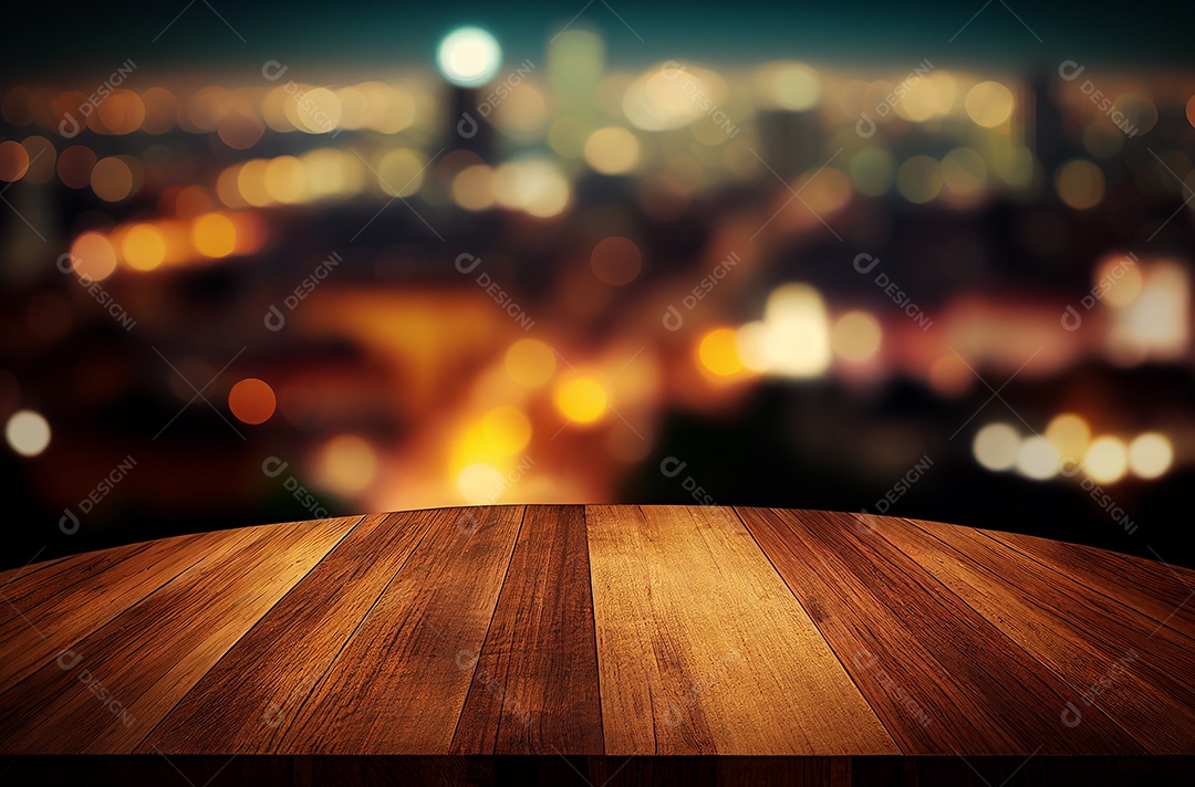 Mesa de madeira vazia em branco sobre fundo desfocado da visão noturna da cidade, simulação e montagem para produto