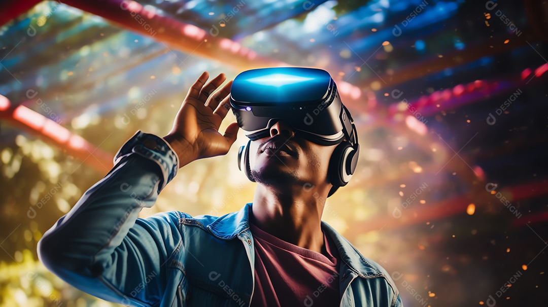 Mulher usando fone de ouvido de realidade virtual, olhando em volta para uma exposição de tecnologia