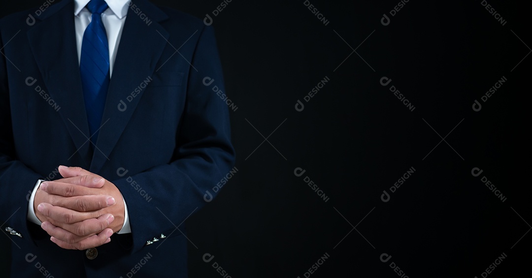 Empresário de pé sobre fundo gradiente escuro. Conceito de negócios. Sinal de bandeira.