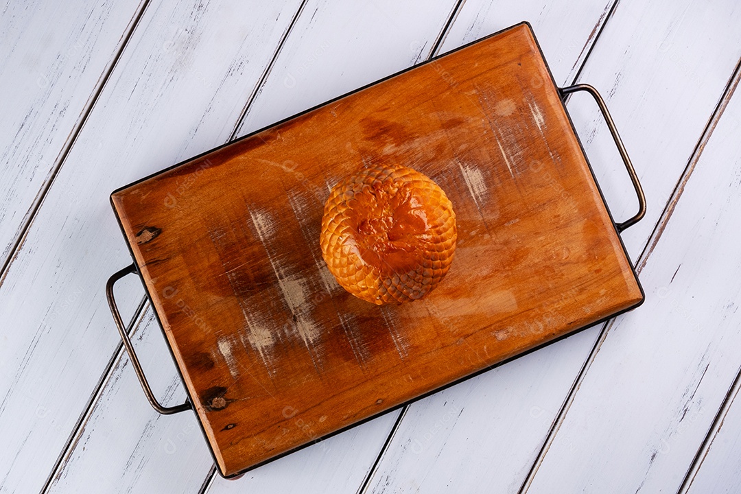 Provolone defumado feito com leite de búfala em tábua de madeira.