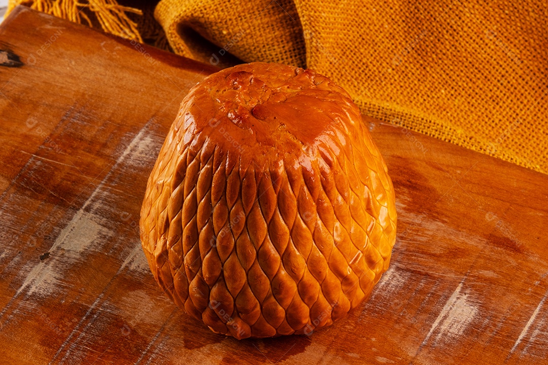 Provolone defumado feito com leite de búfala em tábua de madeira.