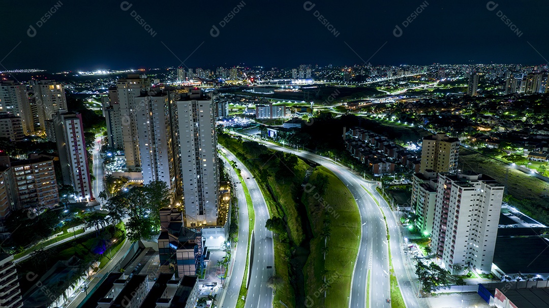 Vista aérea da Av. Paulista em São Paulo, SP. Avenida principal da capital. Foto à noite, com luzes do carro.