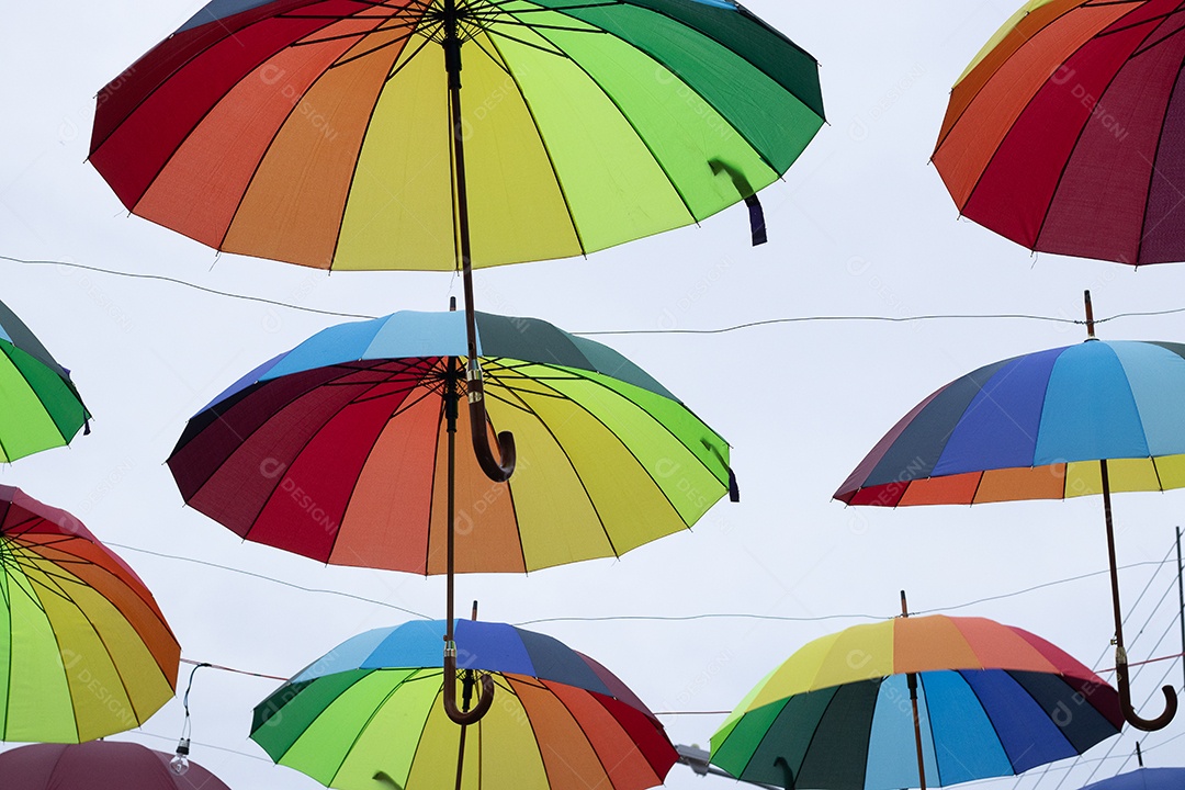 Sombrinhas coloridas supensas sobre uma rua