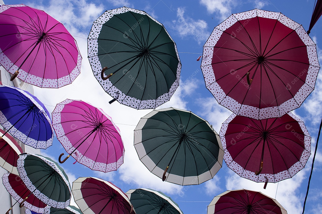 Guardas chuva como decoração suspensa sobre uma rua