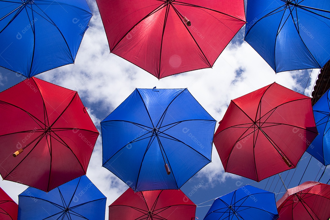 Sombrinhas coloridas supensas sobre uma rua