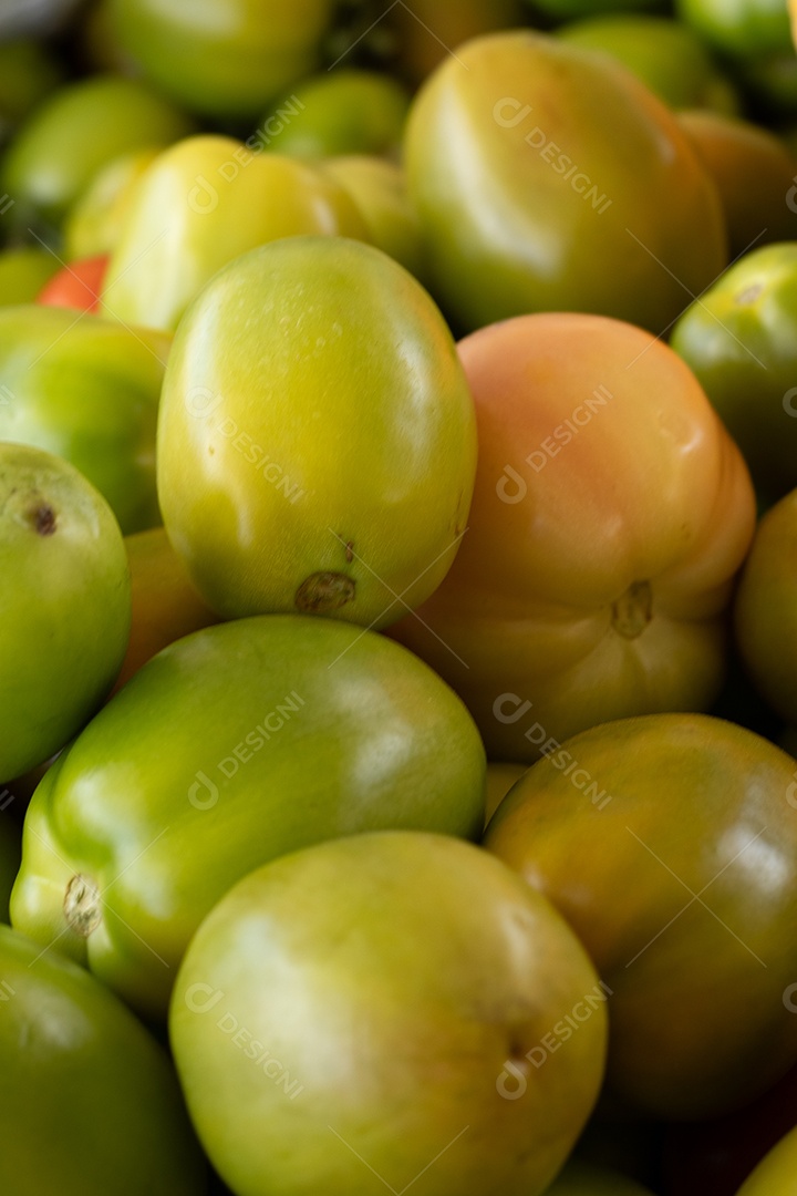 Tomates de vez juntos na bancada