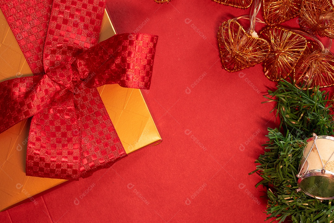 Presentes e decoração de árvore natalina