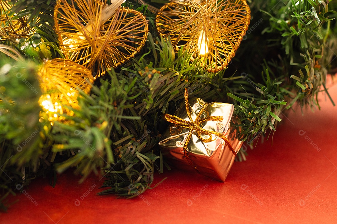 Árvore de natal com decoração natalina e luzes