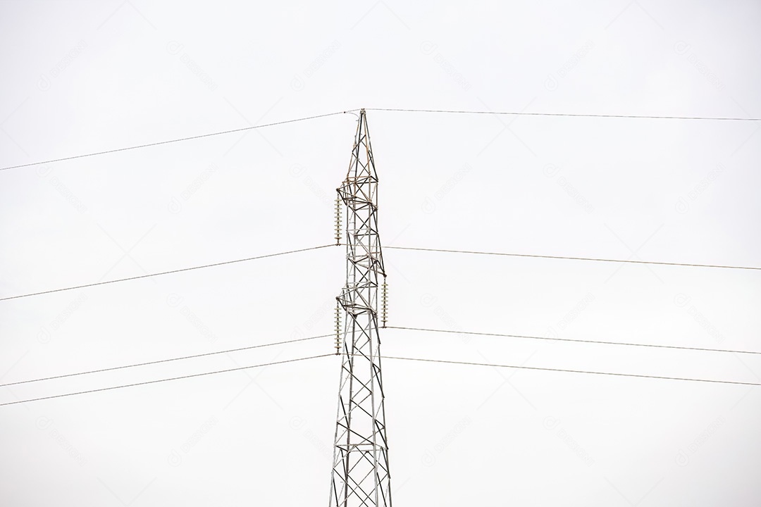 Poste da linha de transmissão de energia elétrica com céu branco ao fundo