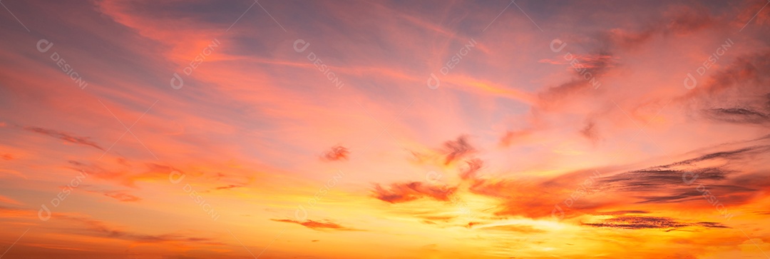 lindas e luxuosas nuvens de ouro laranja com gradiente suave e luz solar no céu azul perfeito para o fundo