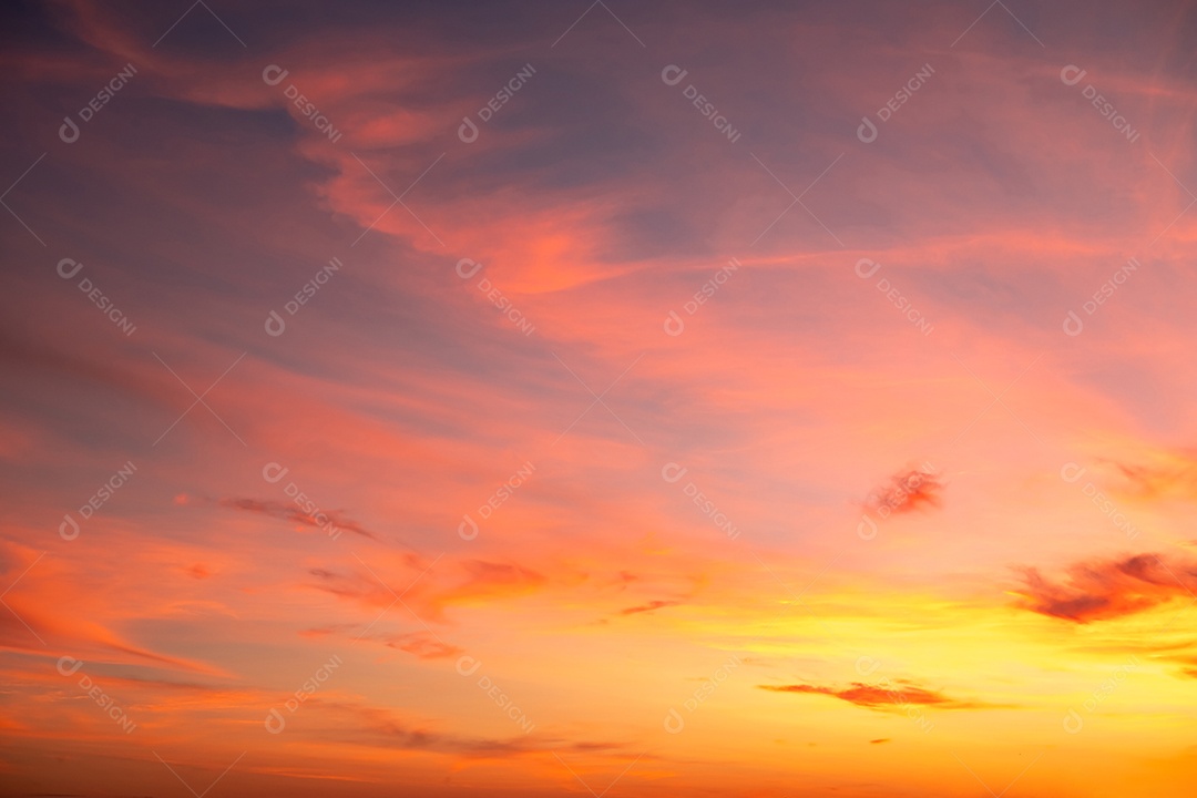 lindas e luxuosas nuvens de ouro laranja com gradiente suave e luz solar no céu azul perfeito para o fundo