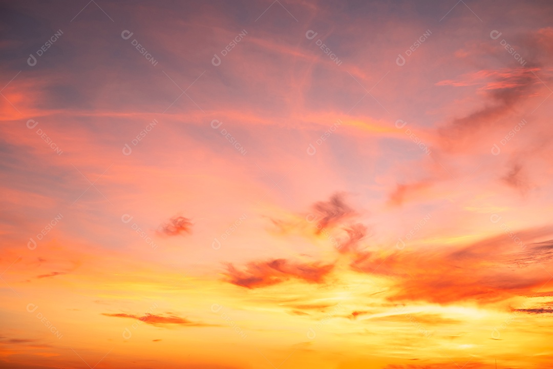 lindas e luxuosas nuvens de ouro laranja com gradiente suave e luz solar no céu azul perfeito para o fundo