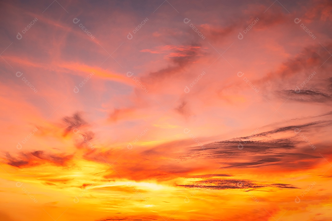 lindas e luxuosas nuvens de ouro laranja com gradiente suave e luz solar no céu azul perfeito para o fundo