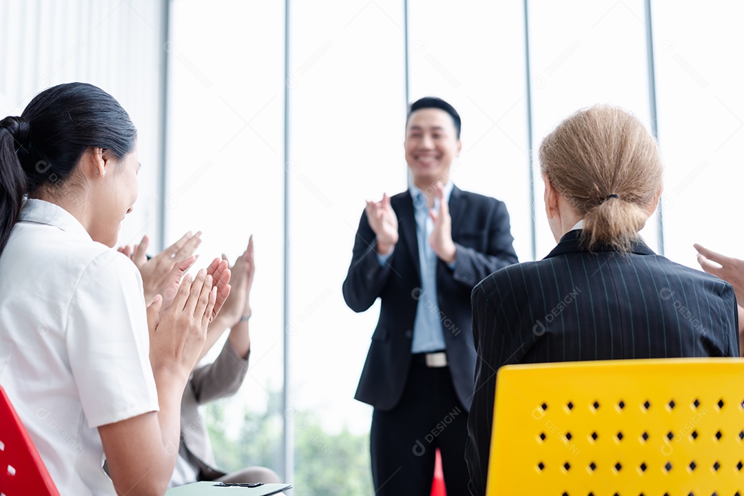 Pessoa de negócios levantando a mão durante o seminário.