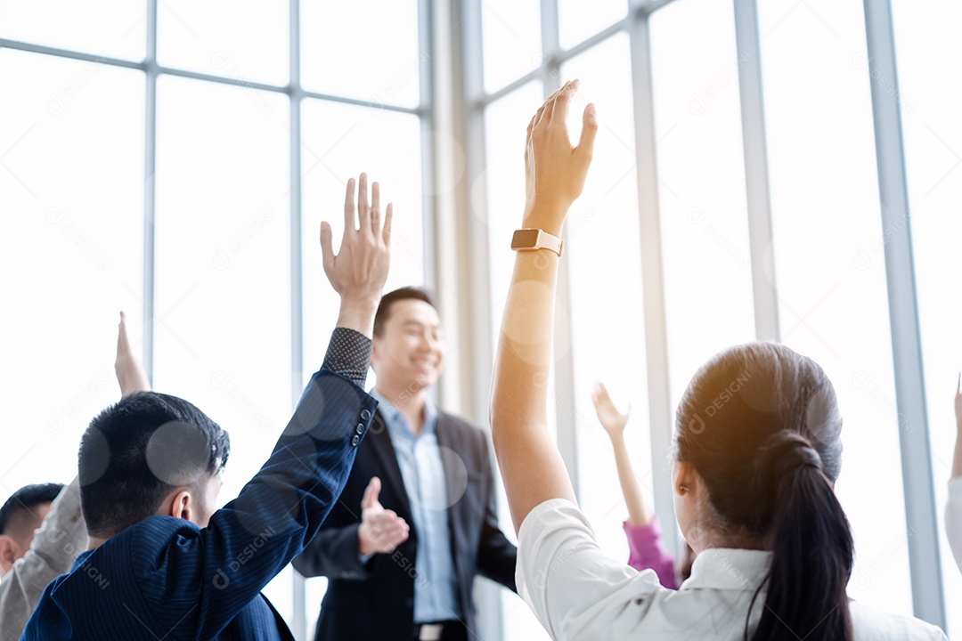 Pessoa de negócios levantando a mão durante o seminário.