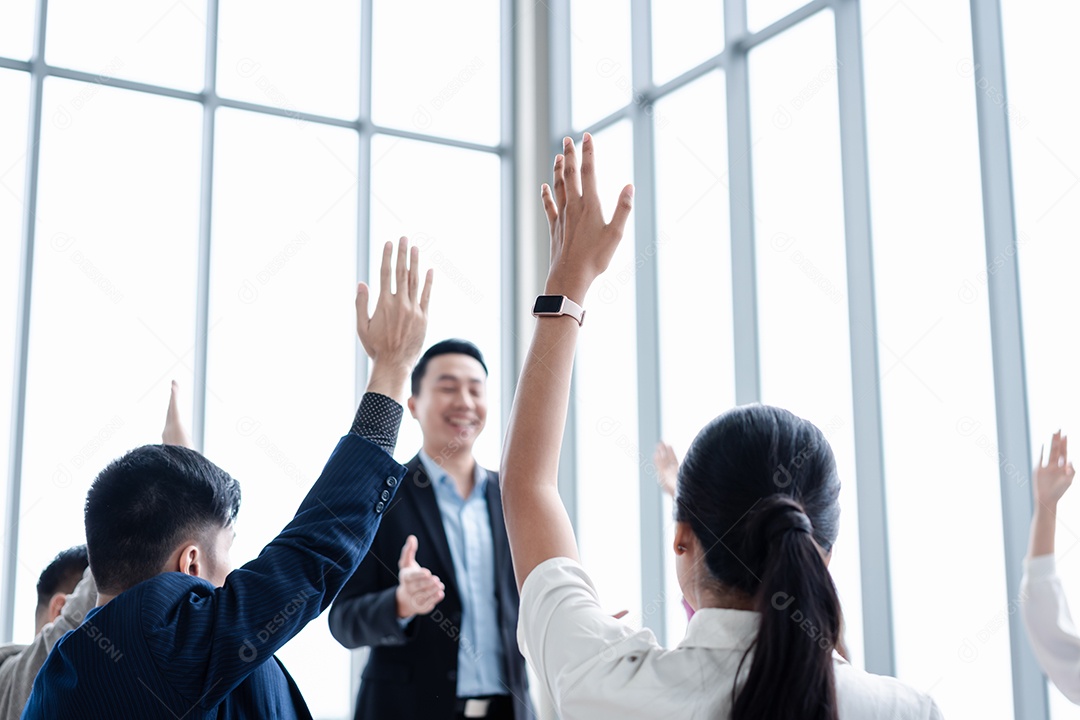 Pessoa de negócios levantando a mão durante o seminário.