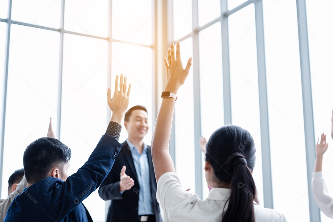 Pessoa de negócios levantando a mão durante o seminário.