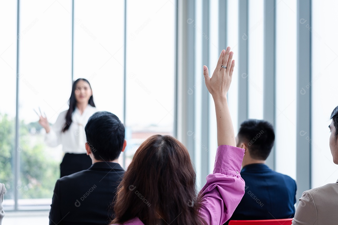 Pessoa de negócios levantando a mão durante o seminário.
