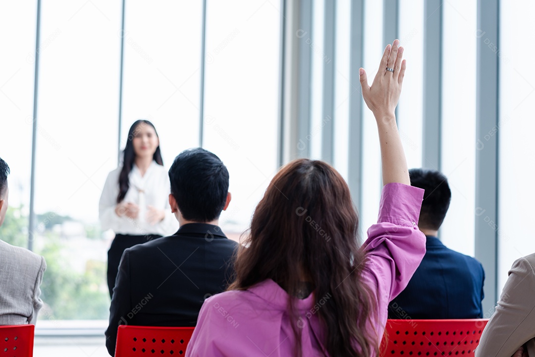 Pessoa de negócios levantando a mão durante o seminário.