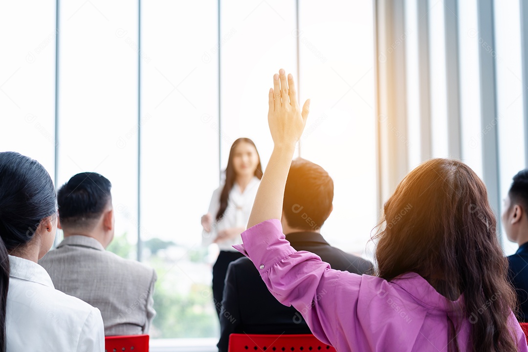 Pessoa de negócios levantando a mão durante o seminário.