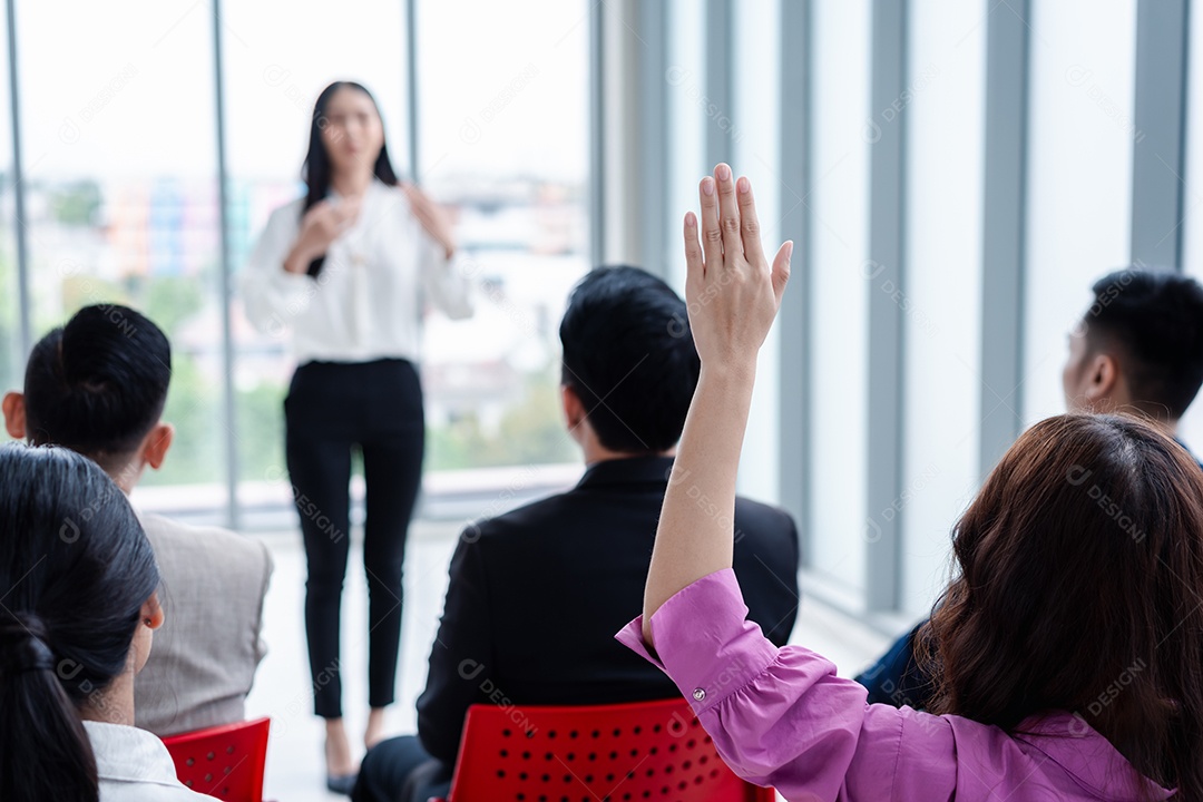 Pessoa de negócios levantando a mão durante o seminário.