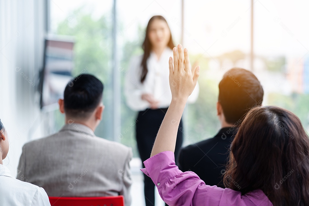 Pessoa de negócios levantando a mão durante o seminário.
