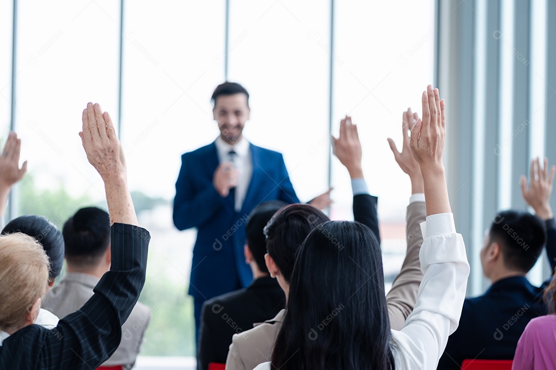 Pessoa de negócios levantando a mão durante o seminário.